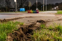 Regenboog-bankje in Driehuis weer uit de grond getrokken