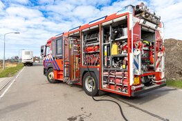 Vuilniswagen dumpt afval met smeulende lading