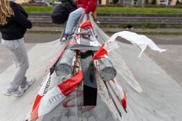Meisje vast met vingers op skatebaan