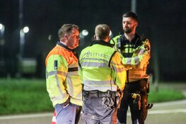 Auto tegen boom gereden bij Beverwijk