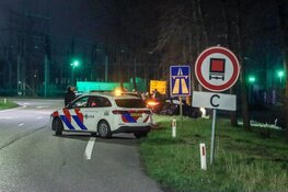 Auto tegen boom gereden bij Beverwijk