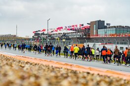 Meer dan 16.000 hardlopers trotseren stormachtige jubileumeditie Zandvoort Circuit Run