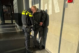 Man slapend aangehouden na minstens 14 auto-inbraken in Haarlem en Aerdenhout