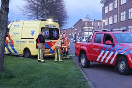 Ambulance raakt vast in berm in Beverwijk