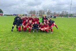 ADO '20 Vrouwen na rust langs Winkel