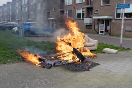 Grofvuil bank in brand gestoken