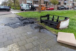 Grofvuil bank in brand gestoken