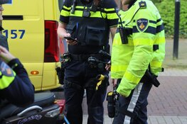 Aanrijding tussen scooter en auto; mes en scooter in beslag genomen