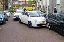 Auto ramt geparkeerde auto's in Haarlem