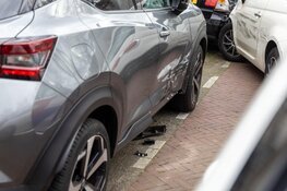Auto ramt geparkeerde auto's in Haarlem
