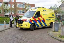 Auto ramt geparkeerde auto's in Haarlem