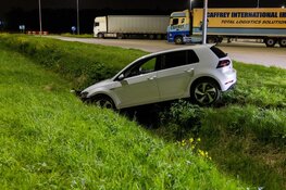 Automobilist verliest macht over het stuur en belandt in greppel langs de A9 bij Heemskerk