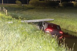 Automobilist te water langs de Oostlaan in Velserbroek
