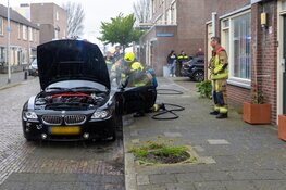 Beginnende autobrand in Kortenaerstraat in IJmuiden