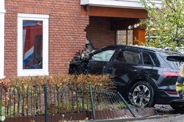 Auto van 93.000 euro beland na botsing in gevel van woning in Heemstede