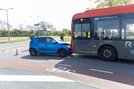 Lijnbus in botsing met auto in IJmuiden