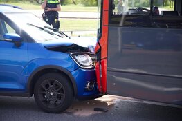 Lijnbus in botsing met auto in IJmuiden