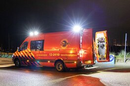 Traumahelikopter landt voor persoon te water in IJmuiden