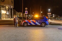 Traumahelikopter landt voor persoon te water in IJmuiden