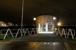 Traumahelikopter landt voor persoon te water in IJmuiden