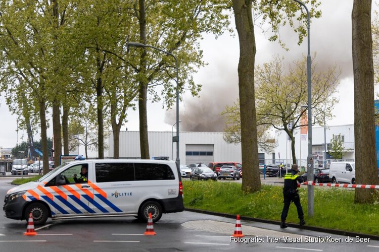 Enorme brand in auto- en scheepssloperij in Haarlem, omwonenden krijgen NL-Alert