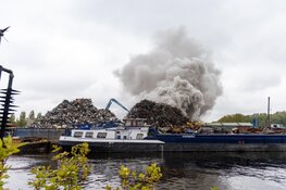 Enorme brand in auto- en scheepssloperij in Haarlem, omwonenden krijgen NL-Alert