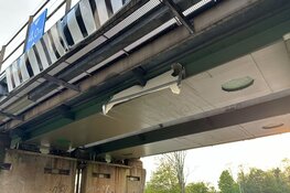 Schade aan spoorbrug bij N208 in Haarlem, beperkt treinverkeer