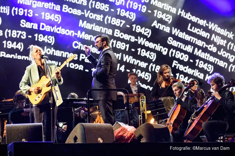 Regenachtig Bevrijdingspop Herdenkingsconcert 2024, maar bijna niemand denkt aan opstappen