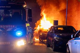 Brandweer heeft veel moeite met blussen van nachtelijke autobrand in Haarlem