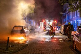 Brandweer heeft veel moeite met blussen van nachtelijke autobrand in Haarlem