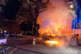 Brandweer heeft veel moeite met blussen van nachtelijke autobrand in Haarlem