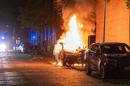 Brandweer heeft veel moeite met blussen van nachtelijke autobrand in Haarlem