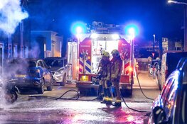 Brandweer heeft veel moeite met blussen van nachtelijke autobrand in Haarlem