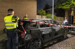 Brandweer heeft veel moeite met blussen van nachtelijke autobrand in Haarlem