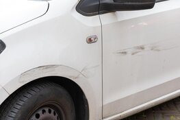 Automobiliste raakt geparkeerde auto's en wordt aangehouden