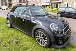 Automobiliste raakt geparkeerde auto's en wordt aangehouden