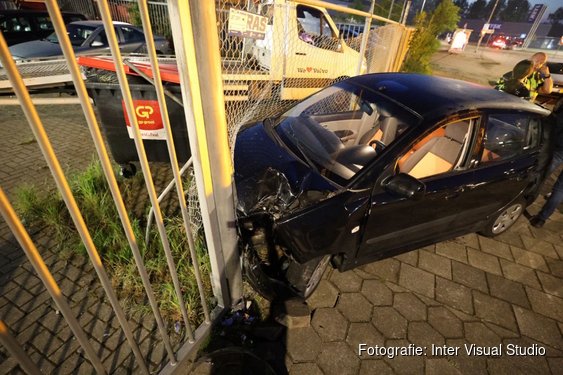 Auto tegen hek van autobedrijf gereden in Beverwijk