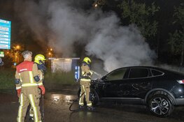 Huurauto vliegt in brand tijdens wisselen lekke band