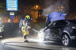 Huurauto vliegt in brand tijdens wisselen lekke band