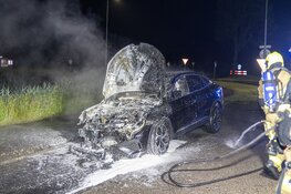 Huurauto vliegt in brand tijdens wisselen lekke band