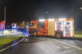 Huurauto vliegt in brand tijdens wisselen lekke band
