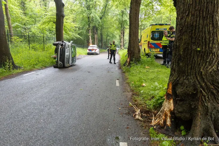Auto op zijn kant in Aerdenhout