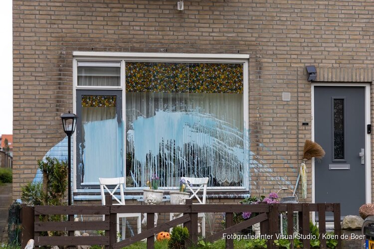 Woning aan IJsselstraat in IJmuiden beklad met verf