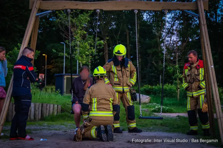 Meisje vast in schommel op speelveldje in Heemskerk