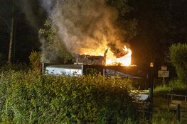 Brand op dak chillplek aan de Broekeroog in Velserbroek