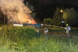 Brand op dak chillplek aan de Broekeroog in Velserbroek