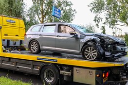 Duitse automobilist rijdt lantaarnpaal uit de grond in Haarlem