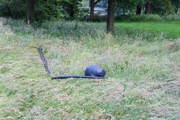 Duitse automobilist rijdt lantaarnpaal uit de grond in Haarlem