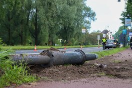 Duitse automobilist rijdt lantaarnpaal uit de grond in Haarlem