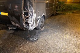 Busje in brand aan Baden-Powellstraat in Haarlem